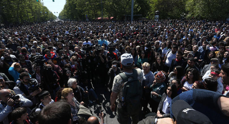 Протестующие в Ереване блокируют центральные улицы