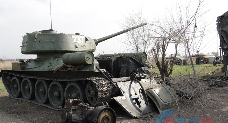 ЛНР показала "обстрелянные" танки и грузовики к параду 9 мая