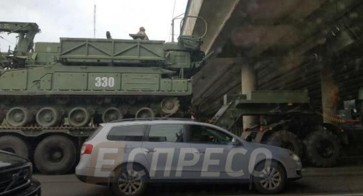 В Киеве перед путепроводом застрял тягач с военной техникой