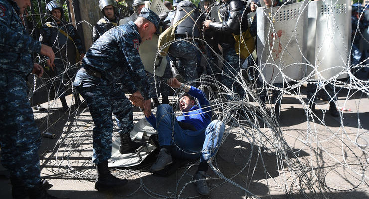 Протесты в Ереване: число задержанных выросло до 80