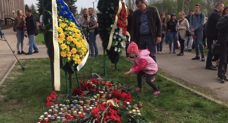 В Кривом Роге траур по жертвам ДТП: несут цветы и свечи