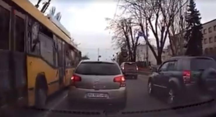 По Киеву троллейбус-лихач рассекал по встречной полосе