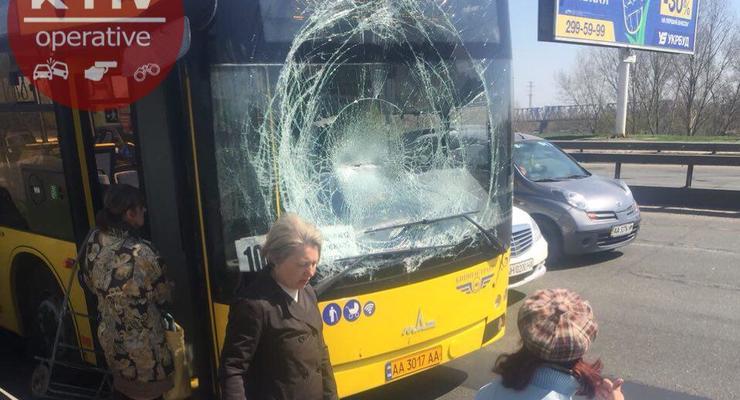 В Киеве на Северном мосту автобус врезался в троллейбус