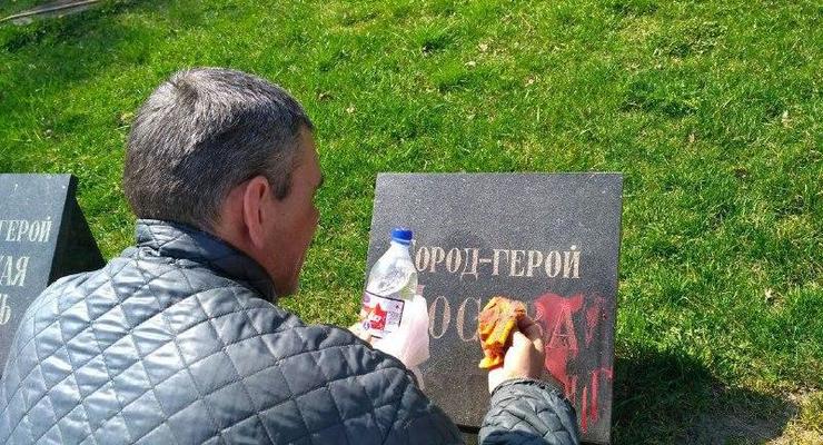 В Одессе смыли краску с плит на Аллее Славы