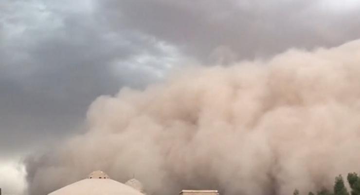 Иранский город Йезд накрыла огромная пылевая буря