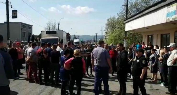 На Закарпатье люди блокируют трассу: требуют ареста 14-летнего убийцы