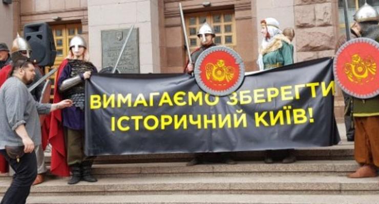 Митинг в кольчугах: киевляне штурмуют мэрию, требуя сохранить Подол