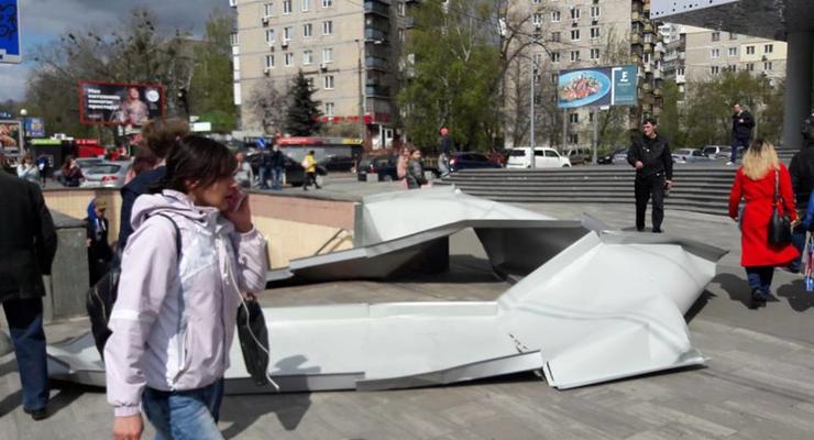 В Киеве ветер сорвал железные листы с ТЦ: травмирована женщина