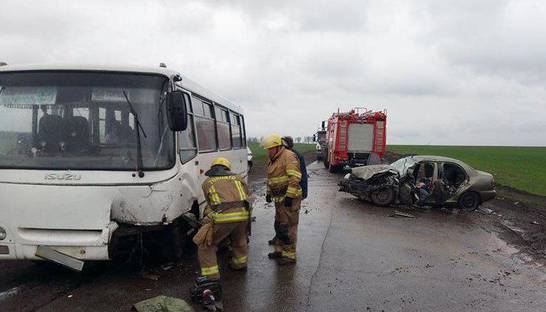 Под Марьинкой Daewoo столкнулся с автобусом, есть жертвы