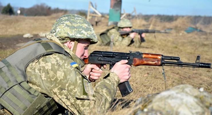На Донбассе 35 обстрелов, ранены два бойца