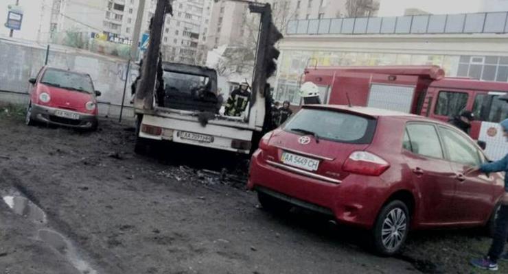 В Киеве ночью сгорели несколько автомобилей