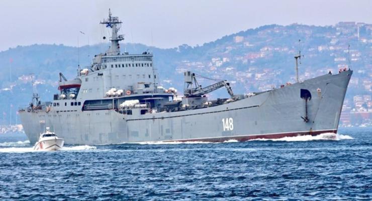 Военные РФ разгружают корабли в Сирии под дымовой завесой