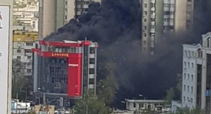В Кишиневе пожар охватил 10-этажный ТРЦ
