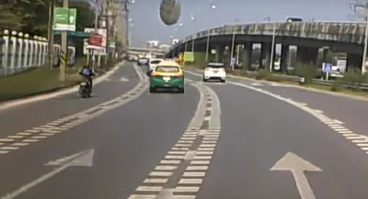 В Таиланде НЛО упало на трассу перед автомобилем