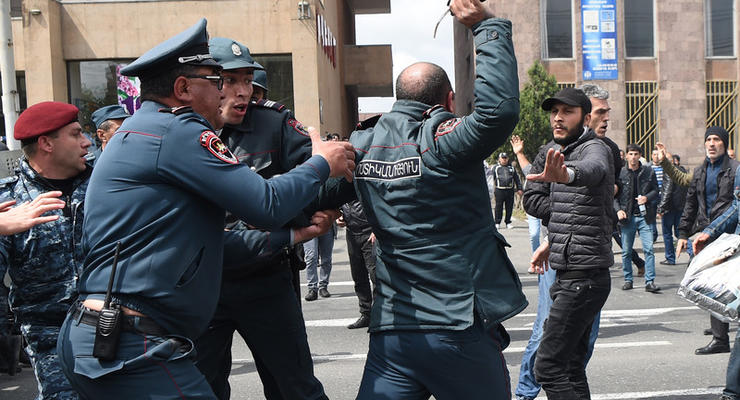 Протесты в Ереване: полиция применила силу, более 200 задержанных