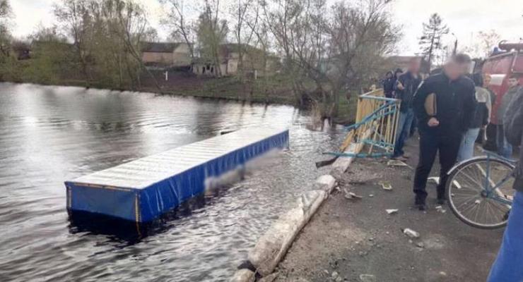 В Черниговской области грузовик упал с моста в реку, две жертвы