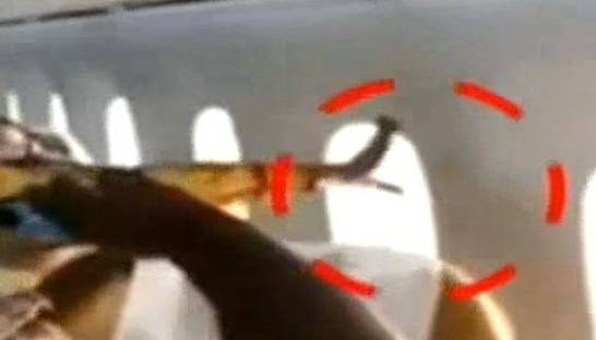 В самолете индийской авиакомпании во время полета выпал иллюминатор