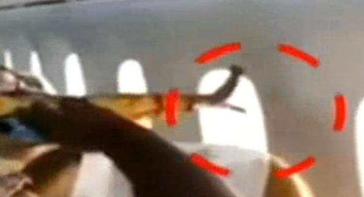 В самолете индийской авиакомпании во время полета выпал иллюминатор