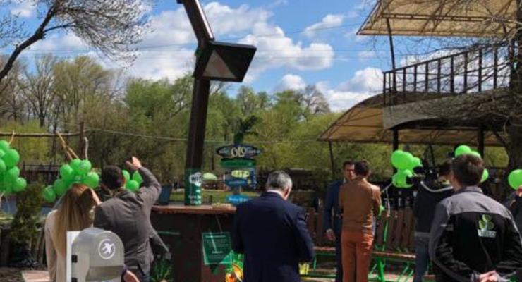 В киевском парке установили smart-дерево с зарядкой для гаджетов