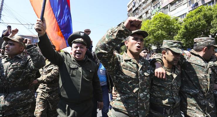 К митингующим в Ереване присоединились военные