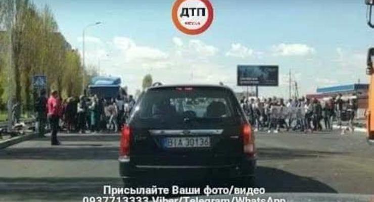 Протестующие перекрыли дорогу в пригороде Киева