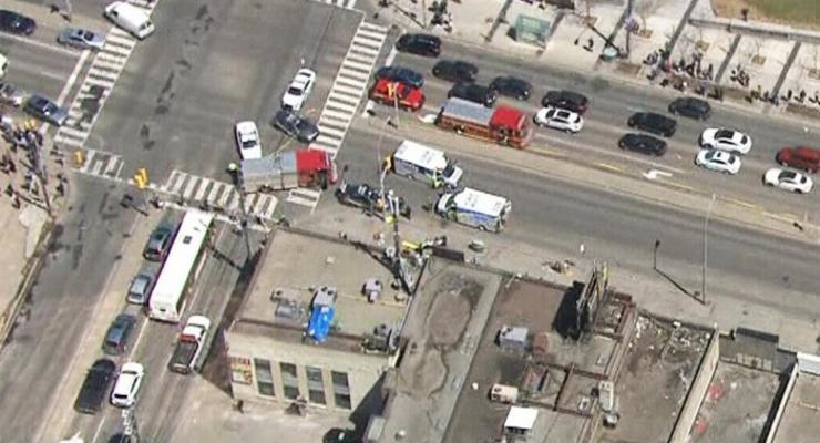 При наезде фургона в Торонто погибли пять человек - СМИ