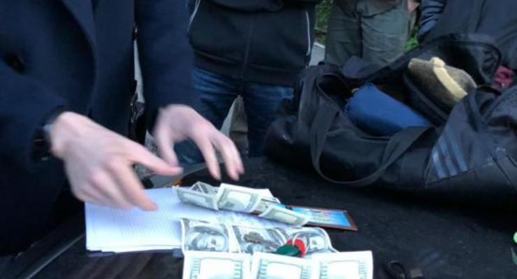В Киеве судья попался на крупной долларовой взятке