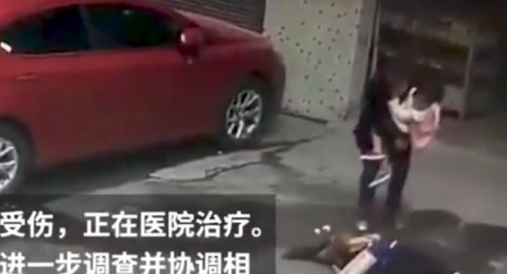 В Китае упавшая с высоты собака нокаутировала женщину