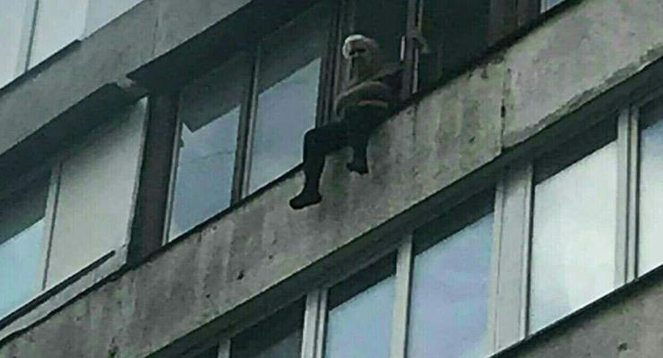 В Киеве бабушка свесила ноги с балкона 9 этажа