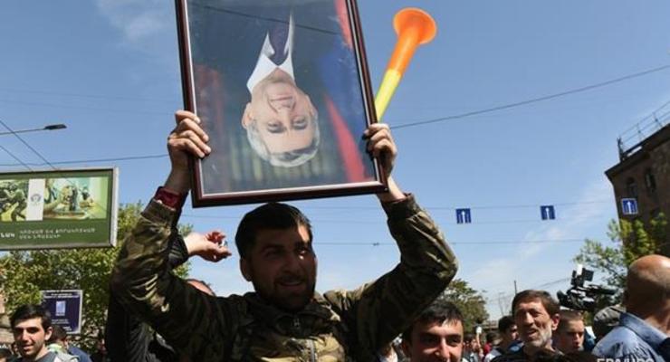 Лидер оппозиции призывает армян к новым протестам