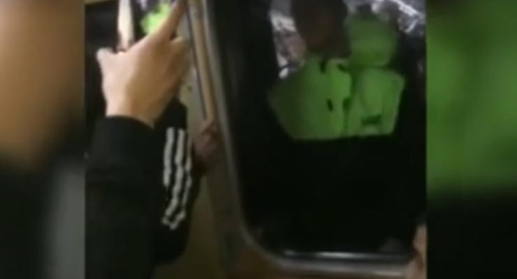 В Харьковском метро парень ехал, стоя между вагонами поезда
