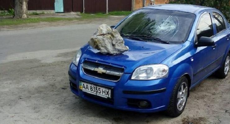 В Киеве на автомобиль бросили огромный камень