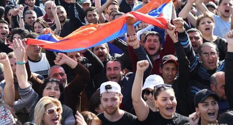 Протесты в Армении: партия власти готова к переговорам с оппозицией
