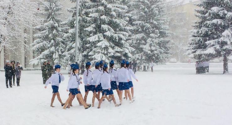 В РФ школьницы в балетках маршировали по сугробам