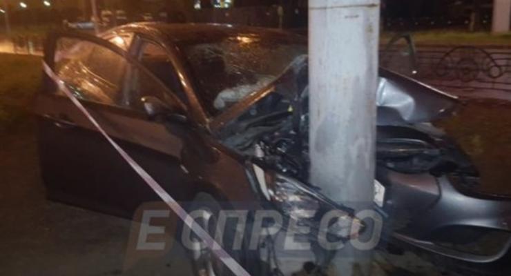 В Киеве авто врезалось в столб, есть пострадавшие
