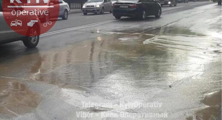 В Киеве затопило улицу возле Верховной Рады