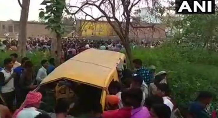В Индии школьный автобус столкнулся с поездом, погибли 13 детей