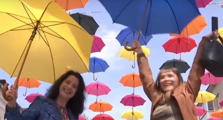 Над улицей в Житомире повесили 200 зонтиков