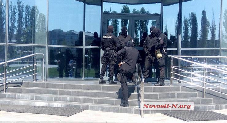 Вооруженные силовики проводят обыски в порту Николаева - СМИ