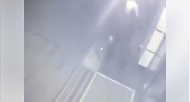В Киеве преступник с чулком на голове украл коврик под офисом