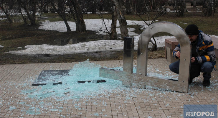 В российском Сыктывкаре упал памятник рублю