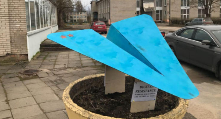 В России школьники установили памятник Telegram