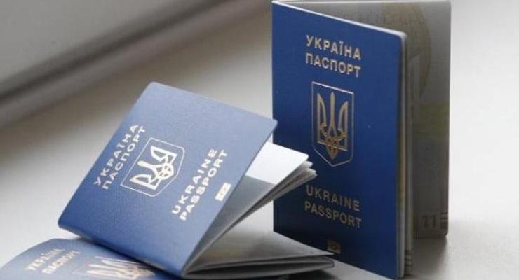 Киевлянка брала 5200 гривен за биометрический паспорт "вне очереди"