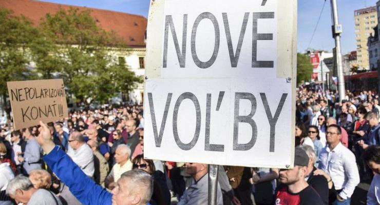 Тысячи словаков вышли на улицы с требованием досрочных выборов