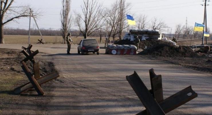 На КПВВ сотни авто стоят в очередях на линии разграничения с Донбассом