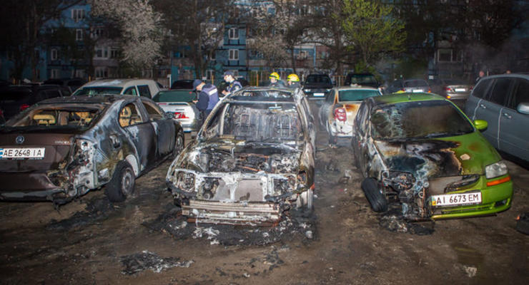 На стоянке в Днепре сгорели пять авто