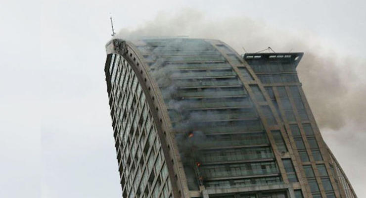 В Баку пожар охватил семь этажей 130-метровой высотки