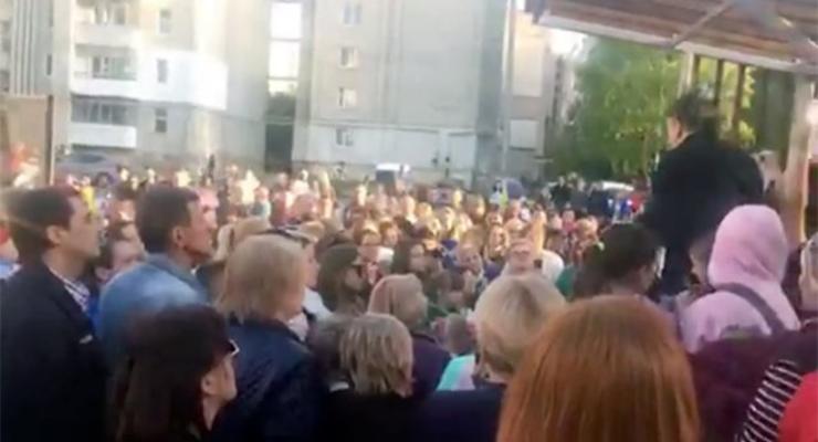 Поздравила Гитлера: во Львове прошел митинг в поддержку уволенной учительницы
