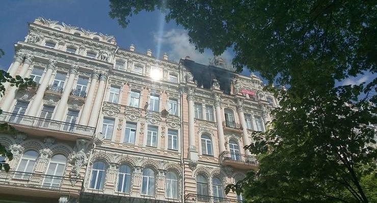В центре Киева горит историческое здание