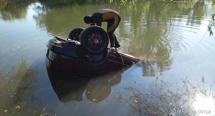 Под Запорожьем машина упала в озеро с обрыва